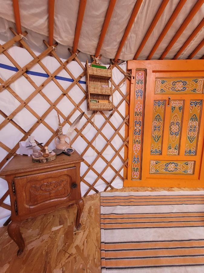 Отель Slapen Tussen De Ezels In De Yurt Арсхот Экстерьер фото